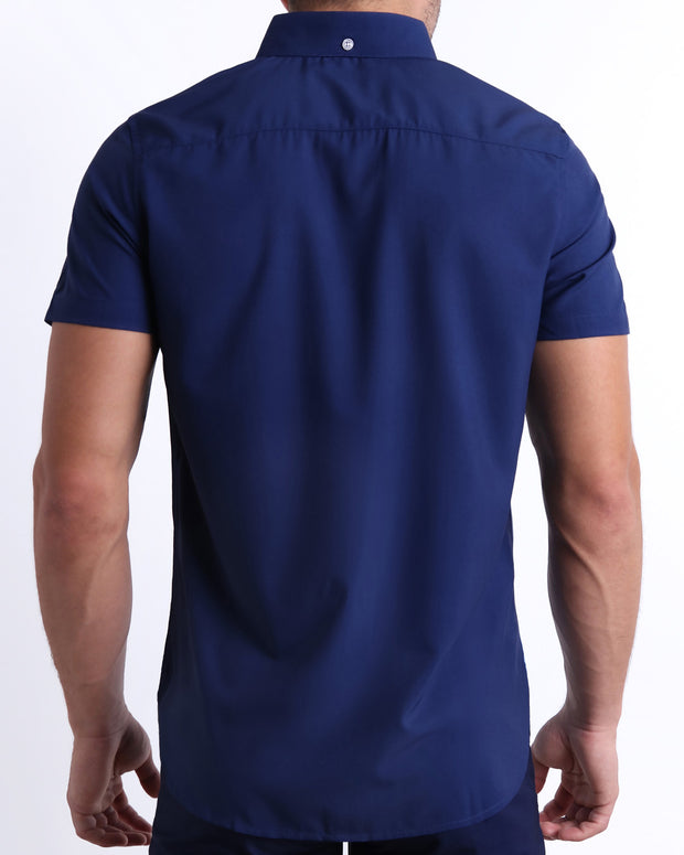 The back side of the CASINO ROYALE (BLUE) stretch shirt for men with a stylish color block design in dark blue for men. This high-quality button-up shirt is by BANG! Clothes, a men’s beachwear brand from Miami. Inspired by the iconic style of Daniel Craig&