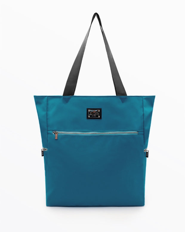 The CHIC TEAL Poolside Tote Bag by DC2 Miami, features a solid teal color. This bag is a perfect companion for beach outings, shopping trips, or everyday use.