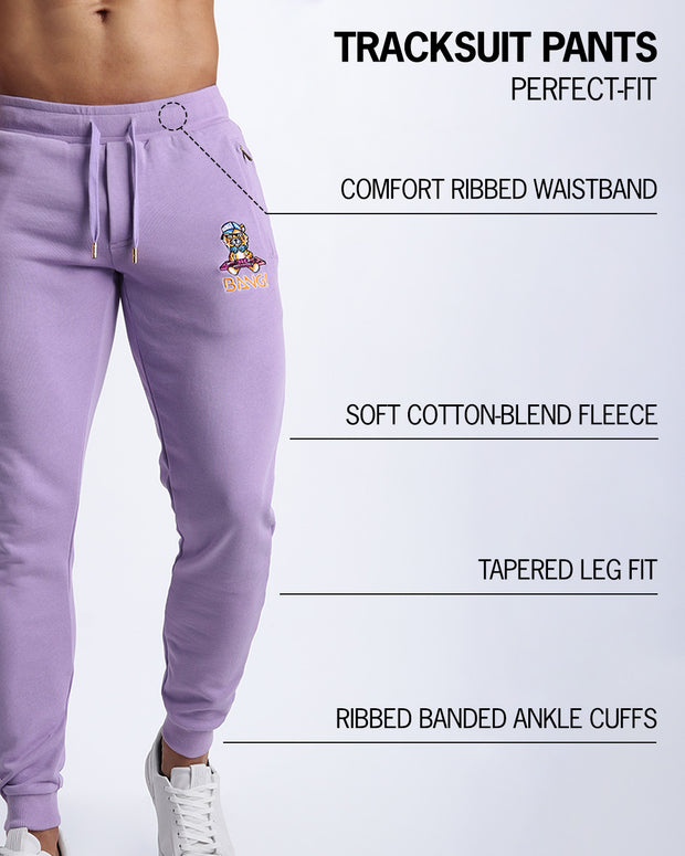 An infographic showcasing BANG! Clothes’ Tracksuit Pants features: a ribbed waistband, cotton-blend fleece, tapered leg fit, and ribbed ankle cuffs for a comfortable and perfect fit.