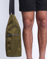 View the large PALM GREEN men’s handbag, perfect for storing travel essentials, sportswear, and beach supplies, including laptops, wallets, etc. The front and side pockets provide quick access to your water bottle, umbrella, and other small items.