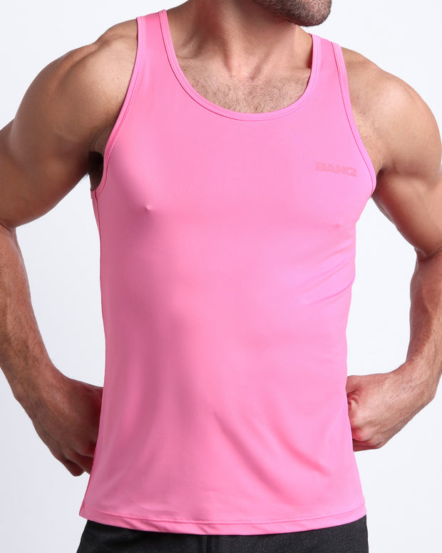 Frontal view of male model wearing the LA BEACH EN ROSE in a pink men&